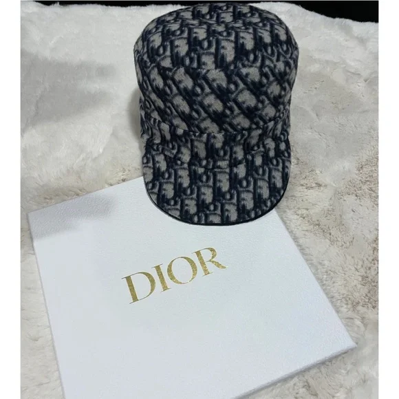 Dior | Accessories | Gorgeous Dior Oblique Reversible Caphat  display picture 2